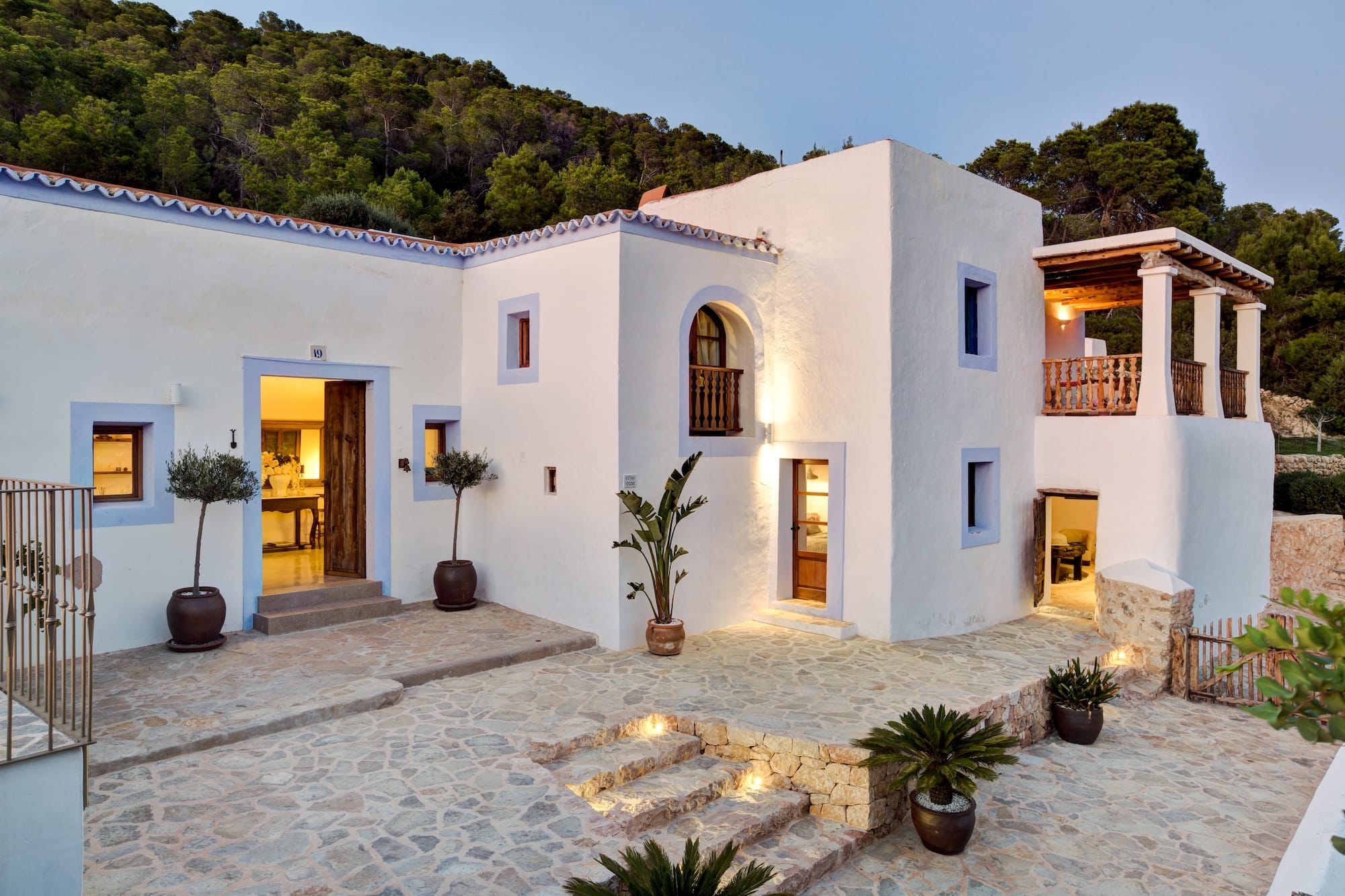 Cal - the white tradition of Ibiza farmhouse lighting